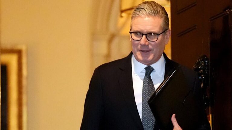 Cabinet ministers support PM as Sarwar urges him to quit