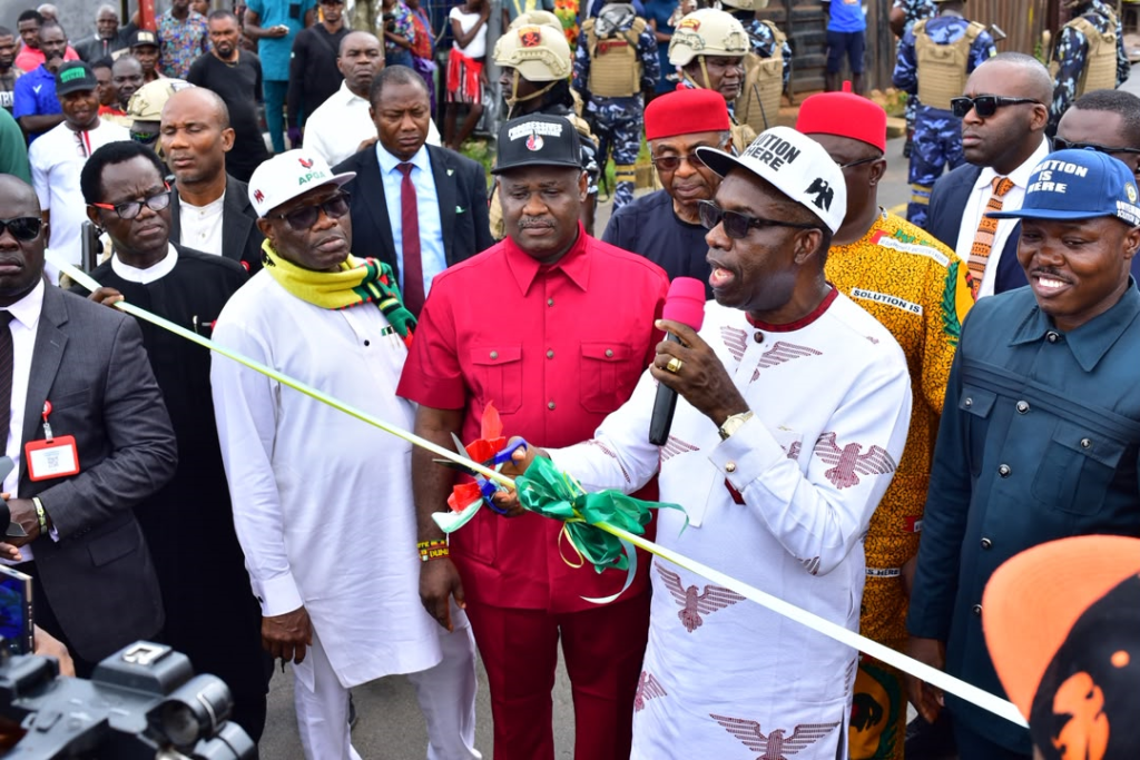 The Governor of Anambra State, Chukwuma Soludo, has commissioned the newly constructed 3-kilometre Ozu-Inyaba, Ozubulu-Ihembosi Road in Ekwusigo Local Government Area, complete with street lighting.